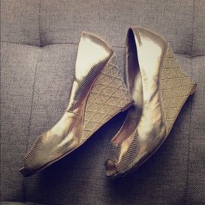 Lilly Pulitzer gold leather peep toe wedges EUC 7